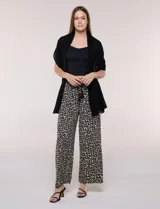 Pashmina ligera de color negro, de forma rectangular, con aplicaciones de brillos formando patrones geométricos.