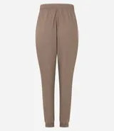 Pantalón jogger deportivo de microfibra, color tostado, con cintura elástica ajustable y puños elásticos en los tobillos. Diseño funcional y liviano, ideal para actividades físicas.
