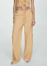 Pantalon de tiro medio con diseño de pierna ancha y corte recto. Cuenta con cintura elástica con cordón ajustable, bolsillos laterales y bolsillos cargo en los laterales de las piernas.