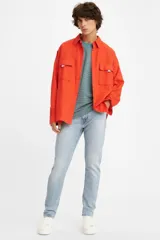 Pantalón de jean celeste de corte skinny, tiro medio y confeccionado en tejido rígido.