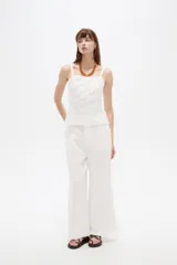 Top blanco de viscosa con tirantes anchos, escote cuadrado y diseño al cuerpo con detalles de pliegues frontales.