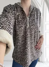 Buzo con capucha y cierre de cremallera, con estampado animal print de leopardo y puños de piel sintética color crema.
