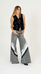 Chaleco negro de terciopelo con botones al frente y corte a la cintura.