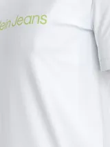 Remera de corte slim con cuello redondo y mangas cortas. Presenta el logo institucional de la marca estampado en el frente en color verde lima.