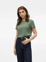 Remera de algodón orgánico con cuello redondo y mangas cortas, de calce regular.