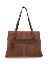Cartera de cuero gamuza en color marrón chocolate, con líneas sobrias y atemporales, asas largas en contraste y logo metálico frontal. Cuenta con abertura central con cierre, división interna y bolsillos con cierre.