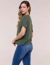 Remera básica de silueta amplia y corte boxy de la marca Cable & Gauge, color verde militar, con cuello redondo y mangas cortas de hombro caído.