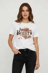 Remera blanca de algodón con cuello redondo y manga corta. Presenta un estampado central con la frase "Inside Beauty" en tipografía negra y un efecto de lámina metálica color oro rosa.
