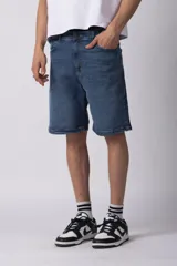 Bermuda de jean color negro lavado, de corte regular y largo a la rodilla, con dobladillo doblado en el ruedo.