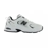 Championes urbanos New Balance modelo 530, color blanco con detalles en negro. Presentan un diseño retro con paneles de malla transpirable y refuerzos sintéticos, logo N en los laterales y tecnología de amortiguación ABZORB en la entresuela.