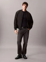 Remera de manga corta Calvin Klein con corte slim, cuello redondo y logo bordado en el pecho. Confeccionada en algodón elástico para un ajuste cómodo y entallado.