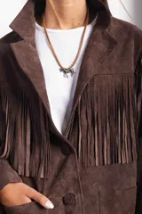 Collar con cordón de cuero y dije metálico en forma de caballo.