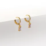 Par de aros dorados tipo argolla, con dije rectangular de cristal color lavanda.