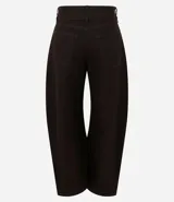 Pantalón de sarga color marrón con corte barrel, cintura media, cierre frontal con botón y cremallera, bolsillos funcionales y recortes estructurales en las piernas.