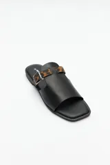 Sandalias bajas color crema, con suela acolchada y pequeño taco de 2cm. Capellada de símil cuero texturizado con tira en animal print y hebilla ajustable.