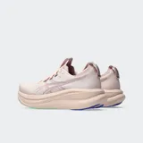 Championes de running Asics modelo Gel Nimbus 28, color negro con detalles en naranja neón y suela blanca. Presentan tecnología PureGEL en el talón y entresuela FF BLAST PLUS para mayor amortiguación, con capellada de tejido técnico.