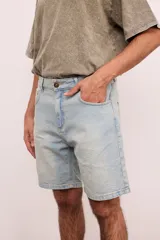Bermuda de jean celeste, corte clásico, con bolsillos delanteros y traseros.