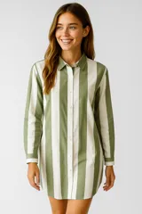 Vestido tipo camisa de corte holgado, con cuello camisero, cierre frontal con botones y mangas largas. Presenta un diseño de rayas verticales en tonos verde oliva y beige.