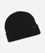 Gorro de punto de estilo beanie, color bordó, con borde plegado y etiqueta decorativa aplicada.