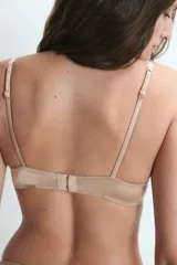 Conjunto de lencería compuesto por corpiño con aro y bombacha, confeccionado en tela color beige con detalles de encaje floral en los bordes.