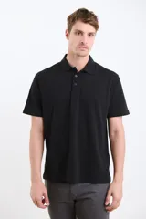Remera verde con cuello polo y tapeta de dos botones. Corte clásico y mangas cortas.