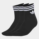 Pack de tres pares de medias tobilleras Adidas color negro, con puños acanalados que presentan las tres rayas blancas características y el logo del Trifolio bordado en blanco.