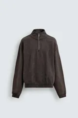 Sudadera de corte boxy fit con cuello subido y cierre frontal de cremallera. Presenta manga larga, acabado efecto lavado y puños y ruedo en rib.