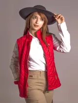 Chaleco beige capitoneado con cierre frontal y cuello de pana marrón.