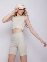 Calza ciclista negra de tela brillante con textura acanalada y elástico en la cintura.