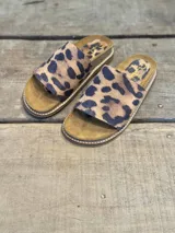 Sandalias con capellada de cuero sintético con estampado animal print, base de corcho y suela de goma.