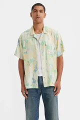 Camisa de manga corta con cuello tipo camp, con estampado batik multicolor y bolsillo de parche en el pecho.