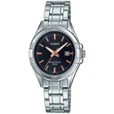 Reloj de pulsera Casio con caja y malla de acero inoxidable plateado. Presenta una esfera negra con marcadores de hora y manecillas en tono cobre, e incluye una ventana de fecha.