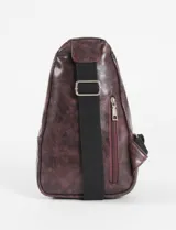 Riñonera cruzada de cuero sintético con acabado efecto desgastado. Cuenta con múltiples compartimentos con cierre metálico y bolsillo vertical en la parte posterior.