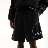 Short New Balance de felpa francesa color negro, con cintura elástica con cordón ajustable, bolsillos laterales y ribetes en contraste. Cuenta con el logotipo de la marca bordado en el muslo izquierdo.