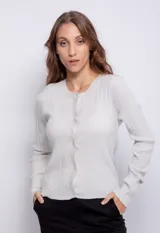 Cardigan gris de tejido de punto elastizado, con cuello redondo, manga larga y cierre frontal con botones a tono.