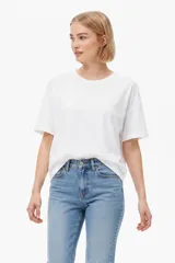 Remera de algodón blanca, de manga corta, cuello redondo y diseño holgado con estampa en el pecho.