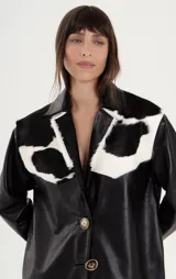 Blazer amplio de cuero vacuno color negro con detalles en cuero de vaca blanco y negro en cuello y solapas.
