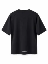 Remera negra de algodón de corte holgado, con mangas cortas, líneas blancas en las costuras raglán y pequeño estampado frontal.