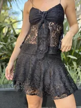 Minifalda negra de encaje con volados.