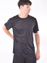 Remera negra de poliéster, corte clásico y cuello redondo.