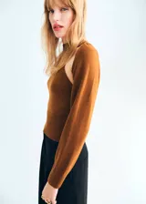 Jersey de punto fino color tostado, con diseño combinado de cuello halter y mangas largas integradas.