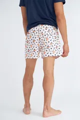 Short de baño blanco con estampado de flores pequeñas en negro, con cordón ajustable en la cintura.