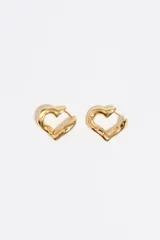 Caravanas de aro con forma de corazón y acabado metálico dorado, con diseño de superficie irregular y cierre de gancho.