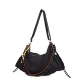 Cartera bandolera negra de diseño deportivo, confeccionada en material sintético resistente. Presenta un compartimento principal con cierre, correa de hombro ajustable y detalles decorativos de cuerdas trenzadas en colores contrastantes. Incluye un parche frontal con el logo de la marca.