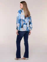 Blusa de gasa con estampado abstracto en tonos rosado, celeste, beige y negro, de silueta holgada, con cuello camisero, escote en V con media abotonadura y mangas largas de hombro caído.
