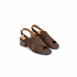 Sandalias de gamuza color marrón café, con tiras cruzadas en el empeine, pulsera ajustable al tobillo con hebilla metálica y taco bajo cuadrado con suela tractorada.