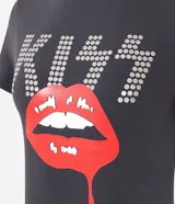 Remera baby tee de algodón color negro, con cuello redondo y mangas cortas. Presenta una estampa frontal con el logo de la banda KISS en pedrería brillante y un gráfico de labios rojos en el centro.