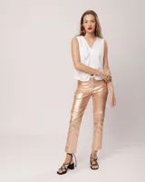 Pantalón negro estilo jeanero confeccionado en gabardina elastizada con terminación metalizada, pierna recta con largo por arriba del tobillo, cierre delantero y botón.