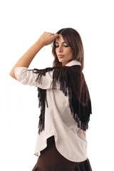 Capita de gamuza ovina color chocolate, forrada en su interior, con doble tira de flecos y detalles en pasamanería de cuero ovina negra.