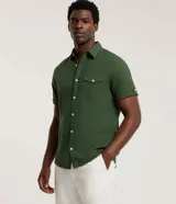 Camisa comfort masculina de lino y algodón color marrón, con cuello inglés, mangas cortas con vuelta, cierre frontal por botones y un bolsillo en el pecho.